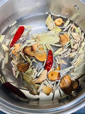 基本のスープのベースを作るには、トムヤムクンの乾燥調味料の袋を使い（唐辛子が入っていても怖がらないでください。辛くはありません）、洗い、500mlの水を加え、沸騰してから5分間煮て、濾して置いておきます。