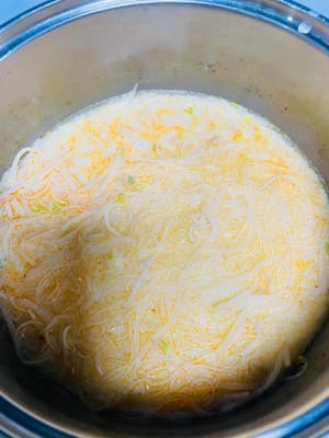 材料を混ぜて、さあ、召し上がれ！茹でた野菜と茹でたライスヌードルを、用意したスープベースに入れ、お好みの肉や魚介類を加えて、スープを召し上がれ。とろけるようなスープは格別です。お好みに合わせて、魚醤やレモン汁などを加えても美味しいです。