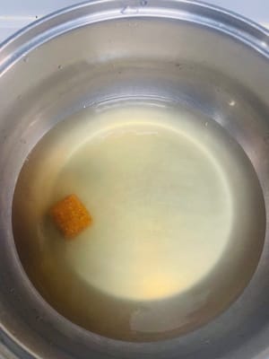特製スープベースを準備します。基本のスープベースの水を鍋に戻し、トムヤムクンの材料を加えて沸騰させ、ココナッツミルクを加えて沸騰させます。