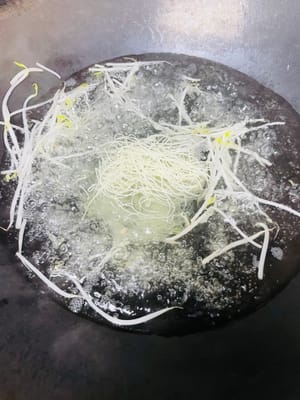 材料を下処理します。選んだ野菜（もやしなど）を洗い、水でゆでます。同時にライスヌードルを調理するか、個人の好みに応じて最後に野菜と一緒にスープベースに入れることもできます。