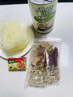 材料はお好みでどうぞ。ベジタリアン料理にはもやしがおすすめです（緑色のものは酸に濡れると黄色くなり、見た目が悪くなるので避けてください）。また、ライスヌードル、トムヤムクンの乾物パック（乾物パックがない場合は、ご自身でご用意ください）、トムヤムクンの具材（既製品でも可）、ココナッツミルク、お好みの肉または魚介類もご用意ください。