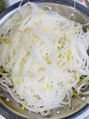 Cuci sayuran yang dipilih (seperti tauge) dan rebus dalam air; masak mie beras pada saat yang sama, atau Anda dapat menaruhnya di dasar sup dengan sayuran di akhir, tergantung pada preferensi pribadi Anda.