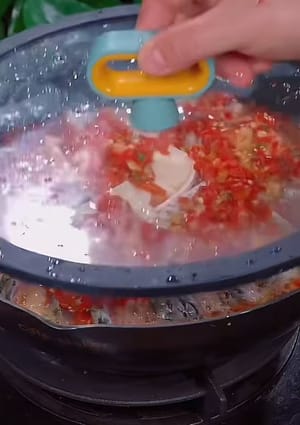 Tapar la olla y cocinar a fuego medio-bajo durante 8 minutos.