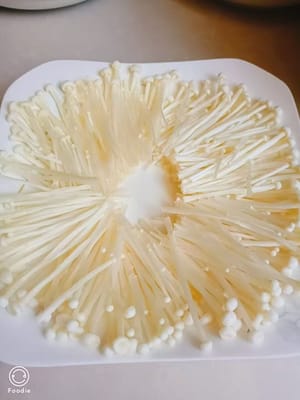 金针菇切细丝备用