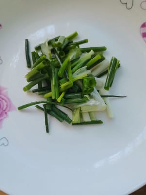 Couper l'oignon vert en morceaux de 3 à 4 cm de long