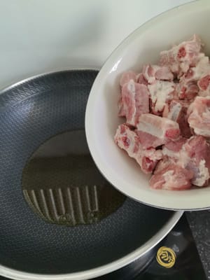 Faire chauffer la poêle avec de l'huile froide et ajouter les côtes.