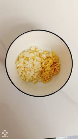 Hachez le gingembre et l'ail en petits morceaux.
