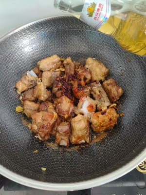Faire revenir jusqu'à ce qu'ils soient dorés, ajouter 1 cuillère à café de sauce soja claire, 10 ml de sauce soja foncée pour la coloration, un peu de poivre, bien mélanger pour faire ressortir l'arôme de la sauce.