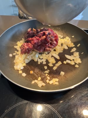 Faites revenir l'oignon jusqu'à ce qu'il soit doré et ajoutez le bœuf.