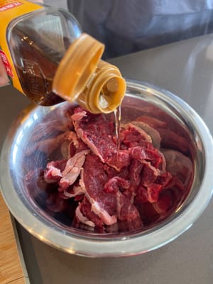 Ajoutez le vin de cuisson, la sauce soja, la sauce aux huîtres, le sel et l'huile de cuisson.