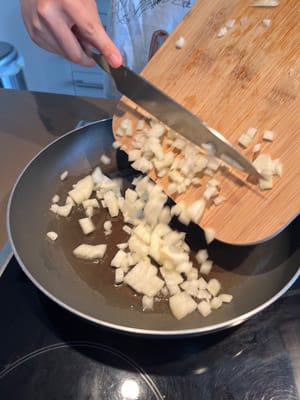 Chauffer l'huile et déposer les oignons