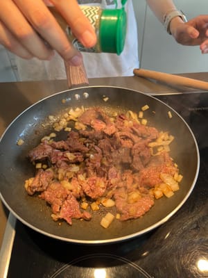 Faites sauter jusqu'à ce que le bœuf change de couleur, ajoutez la poudre de cumin et continuez à faire sauter à feu doux.