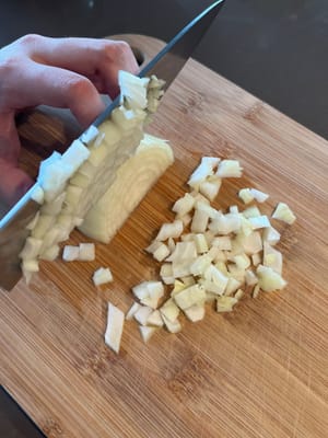 Peler et couper l'oignon en dés
