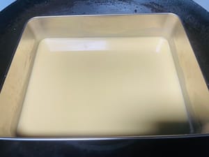Cocción al vapor: 1. Después de que hierva el agua en la olla, vierta la pasta amarilla en el recipiente para cocinar al vapor y cocine al vapor durante 4 minutos. Luego vierte la pasta blanca en el recipiente humeante y cocina al vapor durante 4 minutos. Luego vierte la pasta amarilla y cocina al vapor durante 4 minutos. De esta manera, vaporiza la pasta amarilla y blanca alternativamente hasta la última capa (porque se ve bien, la dividí en 9 capas. Puedes ajustar según la cantidad de recipiente para vaporizar y pasta. Recuerda que debe haber una capa amarilla más que blanca, y cada capa debe tener 4 mm de grosor para que quede bonita).
2. Debe estar completamente frío antes de desmoldar para que quede masticable (presionar el bizcocho de castañas de agua por todos lados hasta que se desprenda del molde, luego desmoldar y cortar).
Al final, cociné al vapor una olla llena (28 cm x 22 cm x 6,5 cm).
