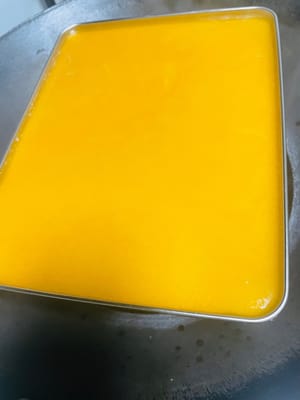 Cocción al vapor: 1. Después de que hierva el agua en la olla, vierta la pasta amarilla en el recipiente para cocinar al vapor y cocine al vapor durante 4 minutos. Luego vierte la pasta blanca en el recipiente humeante y cocina al vapor durante 4 minutos. Luego vierte la pasta amarilla y cocina al vapor durante 4 minutos. De esta manera, vaporiza la pasta amarilla y blanca alternativamente hasta la última capa (porque se ve bien, la dividí en 9 capas. Puedes ajustar según la cantidad de recipiente para vaporizar y pasta. Recuerda que debe haber una capa amarilla más que blanca, y cada capa debe tener 4 mm de grosor para que quede bonita).
2. Debe estar completamente frío antes de desmoldar para que quede masticable (presionar el bizcocho de castañas de agua por todos lados hasta que se desprenda del molde, luego desmoldar y cortar).
Al final, cociné al vapor una olla llena (28 cm x 22 cm x 6,5 cm).