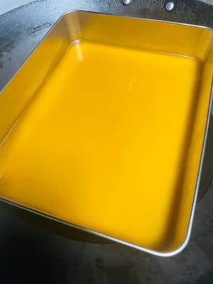 Cocción al vapor: 1. Después de que hierva el agua en la olla, vierta la pasta amarilla en el recipiente para cocinar al vapor y cocine al vapor durante 4 minutos. Luego vierte la pasta blanca en el recipiente humeante y cocina al vapor durante 4 minutos. Luego vierte la pasta amarilla y cocina al vapor durante 4 minutos. De esta manera, vaporiza la pasta amarilla y blanca alternativamente hasta la última capa (porque se ve bien, la dividí en 9 capas. Puedes ajustar según la cantidad de recipiente para vaporizar y pasta. Recuerda que debe haber una capa amarilla más que blanca, y cada capa debe tener 4 mm de grosor para que quede bonita).
2. Debe estar completamente frío antes de desmoldar para que quede masticable (presionar el bizcocho de castañas de agua por todos lados hasta que se desprenda del molde, luego desmoldar y cortar).
Al final, cociné al vapor una olla llena (28 cm x 22 cm x 6,5 cm).