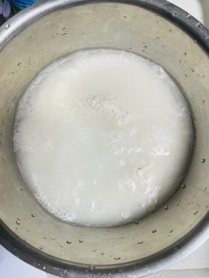 Para hacer la pasta amarilla 1: Mezclar 150 gramos de polvo de castaña de agua con 300 gramos de agua hasta que no queden partículas y reservar (si las condiciones lo permiten, se puede tamizar).