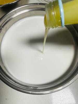 Para hacer la pasta blanca: agregue 150 gramos de leche a 100 gramos de polvo de castaña de agua y mezcle uniformemente hasta que no queden partículas. Luego agregue 400 gramos de leche de coco y leche condensada y revuelva uniformemente para su uso posterior.