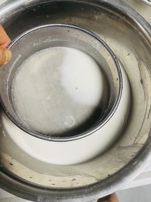 製作黃漿1:將150克馬蹄粉與300克清水混合至無顆粒狀態備用（如果有條件的可以過下篩）。