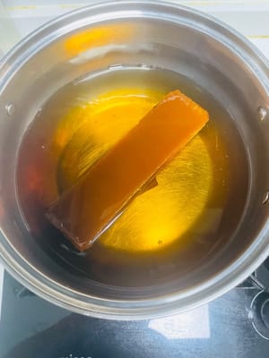 Para hacer la pasta amarilla 2: agregue 150 g de azúcar a 350 g de agua y hierva hasta que se derrita.