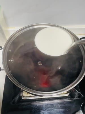 Mezcle la pasta cruda y cocida (mezcle la pasta amarilla 1 y la pasta amarilla 2): espere a que el agua azucarada hervida baje a unos 90 grados, agregue unos 60 gramos (1 cucharada) de pasta amarilla 1 al agua de polvo de castaña de agua en la pasta amarilla 2, revuelva rápidamente hasta el estado del video, y luego vierta todo en el agua de pasta cruda en polvo de castaña de agua en el paso 1 mientras aún esté caliente (como estaba operando solo y tenía que tomar fotografías, vertí la pasta con 60 gramos de agua de castaña de agua en la pasta cruda, dejé un poco para que pudieras ver el estado, y luego lo vertí todo y mezclé bien). Experiencia: Si no preparas la pasta amarilla cruda y cocida, habrá mucha agua al cocinarla al vapor.