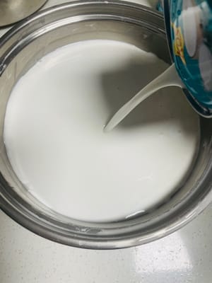 Para hacer la pasta blanca: agregue 150 gramos de leche a 100 gramos de polvo de castaña de agua y mezcle uniformemente hasta que no queden partículas. Luego agregue 400 gramos de leche de coco y leche condensada y revuelva uniformemente para su uso posterior.
