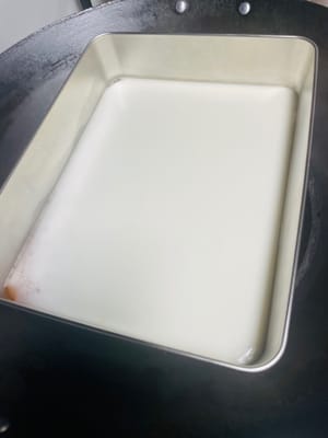 蒸蒸日上（開蒸）：我的蒸了9層（看你喜歡幾層），鍋里水開後每層蒸4分鐘左右，先蒸黃漿再白漿，再黃漿，直到最後一層黃漿蒸6分鐘左右，就蒸好了。必須要完全涼了再脫模才會Q彈（用手按壓馬蹄糕四周至與模具脫離後倒出嚟、再切）。最後我蒸了滿滿一大盆（28cm*22cm*6.5cm)。