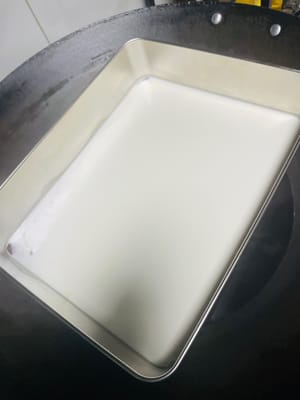 Cocción al vapor: 1. Después de que hierva el agua en la olla, vierta la pasta amarilla en el recipiente para cocinar al vapor y cocine al vapor durante 4 minutos. Luego vierte la pasta blanca en el recipiente humeante y cocina al vapor durante 4 minutos. Luego vierte la pasta amarilla y cocina al vapor durante 4 minutos. De esta manera, vaporiza la pasta amarilla y blanca alternativamente hasta la última capa (porque se ve bien, la dividí en 9 capas. Puedes ajustar según la cantidad de recipiente para vaporizar y pasta. Recuerda que debe haber una capa amarilla más que blanca, y cada capa debe tener 4 mm de grosor para que quede bonita).
2. Debe estar completamente frío antes de desmoldar para que quede masticable (presionar el bizcocho de castañas de agua por todos lados hasta que se desprenda del molde, luego desmoldar y cortar).
Al final, cociné al vapor una olla llena (28 cm x 22 cm x 6,5 cm).