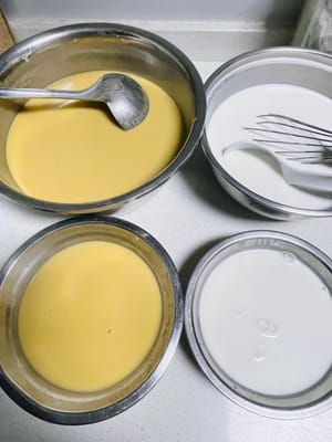 Prepárese para comenzar a cocinar al vapor: se recomienda pesar el recipiente con anticipación para facilitar la distribución equitativa de las dos pastas. Como quería compartirlo con mis vecinos, dupliqué la receta, con un total de 1816 gramos de pasta amarilla, dividida en 5 porciones, cada una de unos 363 gramos. En total hay 1437 gramos de pulpa blanca, divididos en 4 porciones, cada una de unos 359 gramos.