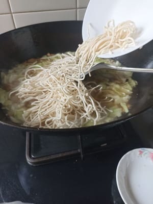 Tambahkan mi basah dan aduk perlahan