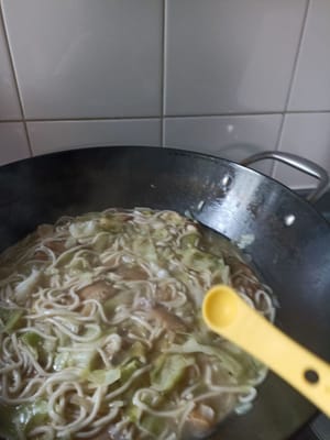 Tambahkan kaldu jamur dan garam
