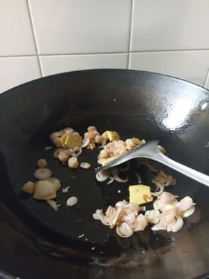 Setelah minyak panas masukan irisan bawang merah  scallops kering dan jahe tumis sampai harum kemudian