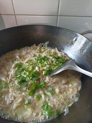 Tambahkan potongan daun sledri dan  proses masak selesai matikan api  dan
