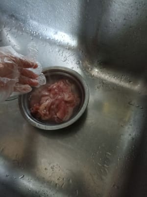 Kemudian cuci daging dan lap dengan kitchen tissue