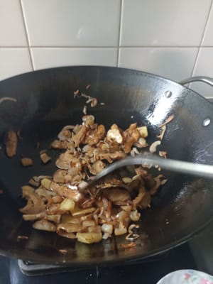 Tambahkan jamur yang sudah di potong tumis tumis 1-2 menit lalu