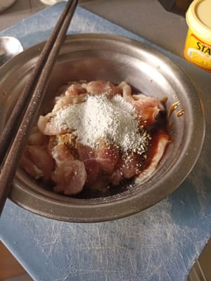 Tambahkan semua bahan bumbu marinasi seperti lada bubuk ,minyak wijen , oyster sauce, dan tepung ubi jalar