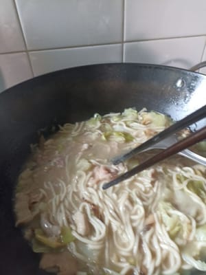 Tambahkan daging dan aduk2 perlahan masak daging dua sampai tiga mrnit jangan kelamaan ya teman teman masak daging nya kerana daging yang sudah Di marinasi kalau kelamaan masaknya jadi keras tektur nya