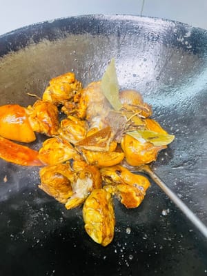 炖制
加入香叶、八角、陈皮翻炒均匀,再倒入调好的番茄酱和苹果醋汁,翻炒至猪手均匀裹上酱汁,最后倒入话梅和泡话梅的水,炒匀后移到高压锅,加没过猪手的水,从排气开始计时压15分钟,等自然降压;如果用普通锅,需要炖1小时左右。
 先炒香陈皮等香料,再放酱汁让猪手提前挂味,最后加话梅水,能最大程度保留话梅的酸甜清香。