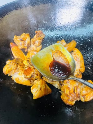 炒猪手上色
锅烧热加两勺食用油,倒入猪手翻炒到表面有点焦黄,加入姜片炒出香味,再从锅边淋入一勺料酒,接着依次加两勺生抽、一勺蚝油、一勺老抽,翻炒均匀。
炒到焦黄能让猪手更香,先加姜片炒香再淋料酒,能让姜香和酒香融合,更好地去掉腥味;生抽提鲜、蚝油增味、老抽上色,一步到位让猪手有底味又好看。