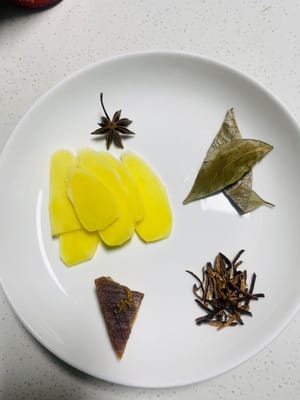 一粒八角、两片香叶、嫩姜切片,再准备陈皮、10g黄片糖备用(如果苹果醋含糖则不需要加黄片糖)。这些香料能增香去腥,黄片糖比白糖更温润,和话梅的酸甜搭配更柔和。