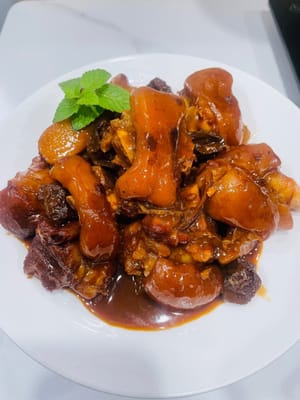 收汁装盘
等高压锅能自然打开后,开大火收汁,直到汤汁浓稠挂在猪手上,就可以装盘了。大火收汁能让酱汁裹在猪手上,吃着更入味,卖相也更好看。