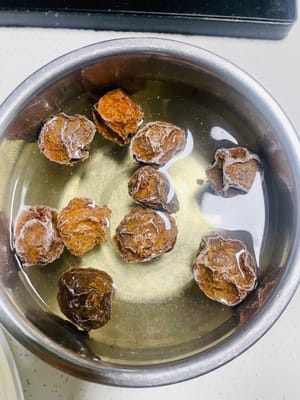 泡九制话梅
拿九制话梅加300ml水,泡半小时左右,泡话梅的水留着炖猪手。提前泡软话梅,能让它的酸甜味更好地融入汤里,避免直接下锅煮不透。