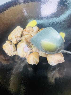 炒猪手上色
锅烧热加两勺食用油,倒入猪手翻炒到表面有点焦黄,加入姜片炒出香味,再从锅边淋入一勺料酒,接着依次加两勺生抽、一勺蚝油、一勺老抽,翻炒均匀。
炒到焦黄能让猪手更香,先加姜片炒香再淋料酒,能让姜香和酒香融合,更好地去掉腥味;生抽提鲜、蚝油增味、老抽上色,一步到位让猪手有底味又好看。