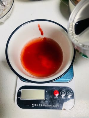 调酱汁
拿一个碗,加3勺(约35g)番茄酱、无糖苹果醋;如果苹果醋是含糖的,就不用加黄片糖了。番茄酱能让猪手颜色更红亮,苹果醋的酸能解腻,还能让猪手更软烂。