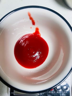 调酱汁
拿一个碗,加3勺(约35g)番茄酱、无糖苹果醋;如果苹果醋是含糖的,就不用加黄片糖了。番茄酱能让猪手颜色更红亮,苹果醋的酸能解腻,还能让猪手更软烂。