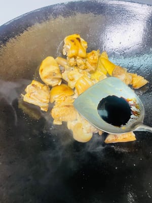 炒猪手上色
锅烧热加两勺食用油,倒入猪手翻炒到表面有点焦黄,加入姜片炒出香味,再从锅边淋入一勺料酒,接着依次加两勺生抽、一勺蚝油、一勺老抽,翻炒均匀。
炒到焦黄能让猪手更香,先加姜片炒香再淋料酒,能让姜香和酒香融合,更好地去掉腥味;生抽提鲜、蚝油增味、老抽上色,一步到位让猪手有底味又好看。