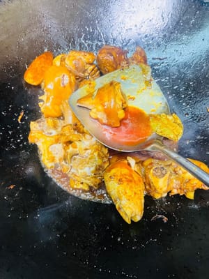 炖制
加入香叶、八角、陈皮翻炒均匀,再倒入调好的番茄酱和苹果醋汁,翻炒至猪手均匀裹上酱汁,最后倒入话梅和泡话梅的水,炒匀后移到高压锅,加没过猪手的水,从排气开始计时压15分钟,等自然降压;如果用普通锅,需要炖1小时左右。
 先炒香陈皮等香料,再放酱汁让猪手提前挂味,最后加话梅水,能最大程度保留话梅的酸甜清香。