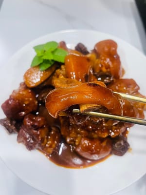 收汁装盘
等高压锅能自然打开后,开大火收汁,直到汤汁浓稠挂在猪手上,就可以装盘了。大火收汁能让酱汁裹在猪手上,吃着更入味,卖相也更好看。