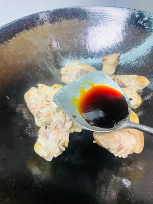 炒猪手上色
锅烧热加两勺食用油,倒入猪手翻炒到表面有点焦黄,加入姜片炒出香味,再从锅边淋入一勺料酒,接着依次加两勺生抽、一勺蚝油、一勺老抽,翻炒均匀。
炒到焦黄能让猪手更香,先加姜片炒香再淋料酒,能让姜香和酒香融合,更好地去掉腥味;生抽提鲜、蚝油增味、老抽上色,一步到位让猪手有底味又好看。