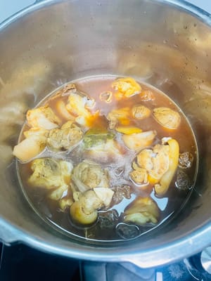 炖制
加入香叶、八角、陈皮翻炒均匀,再倒入调好的番茄酱和苹果醋汁,翻炒至猪手均匀裹上酱汁,最后倒入话梅和泡话梅的水,炒匀后移到高压锅,加没过猪手的水,从排气开始计时压15分钟,等自然降压;如果用普通锅,需要炖1小时左右。
先炒香陈皮等香料,再放酱汁让猪手提前挂味,最后加话梅水,能最大程度保留话梅的酸甜清香。